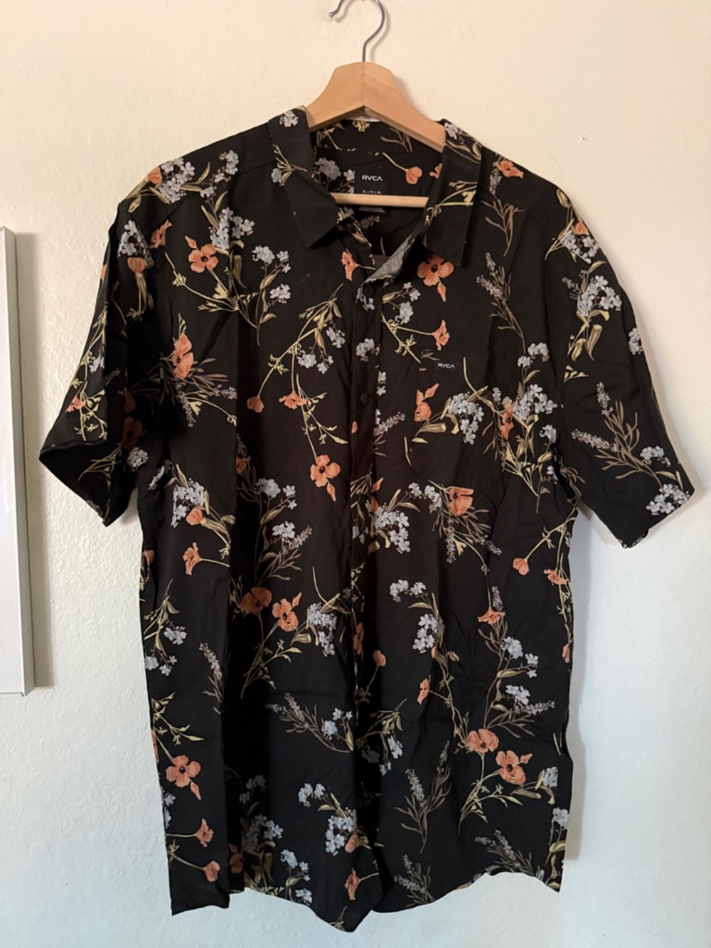RVCA Black Floral Short Sleeve Button-Down Shirt Sz XL